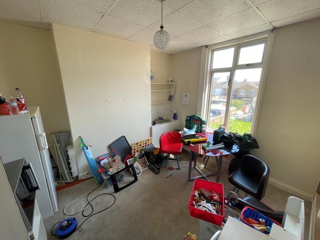 Lot: 157 - RESIDENTIAL INVESTMENT WITH POTENTIAL FOR ADDITIONAL LETTING ROOMS - Bedroom